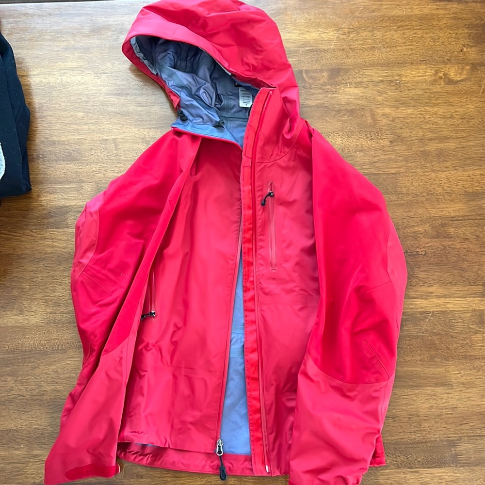 Patagonia shell size small / red